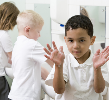 孩子们在洗手间洗手